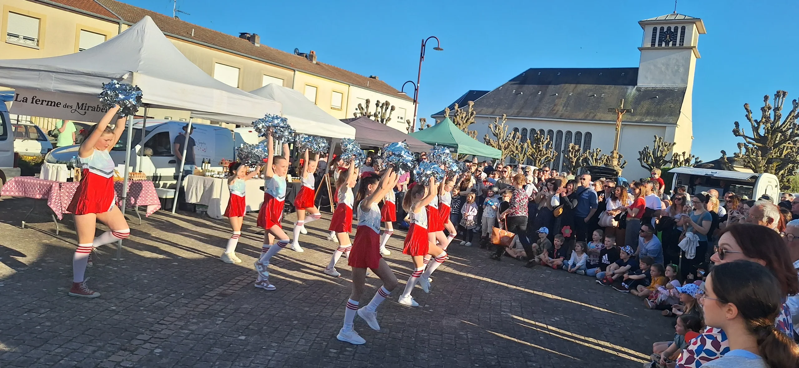 Représentation de cheerleading lors d’un événement de l’association Féy-Loisirs à Féy